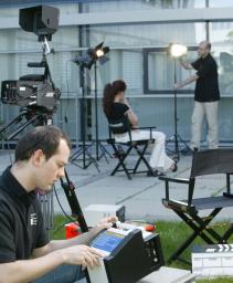 Direkt am Set kann sich der Regisseur die gerade gedrehte Szene anschauen, da im handlichen Speicher Megacine ein Display integriert ist.
© Fraunhofer/Kurt Fuchs